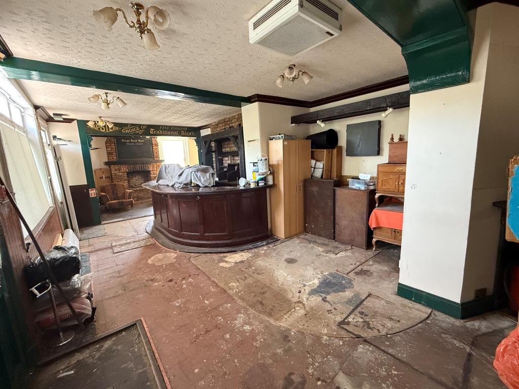Lot: 84 - FORMER PUB WITH SEVEN LETTING ROOMS WITH POTENTIAL - Bar area